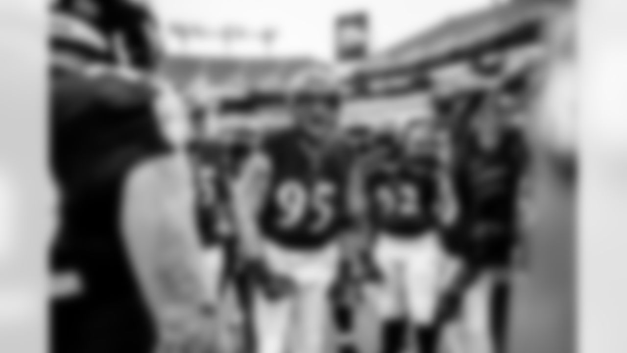 DE Derek Wolfe