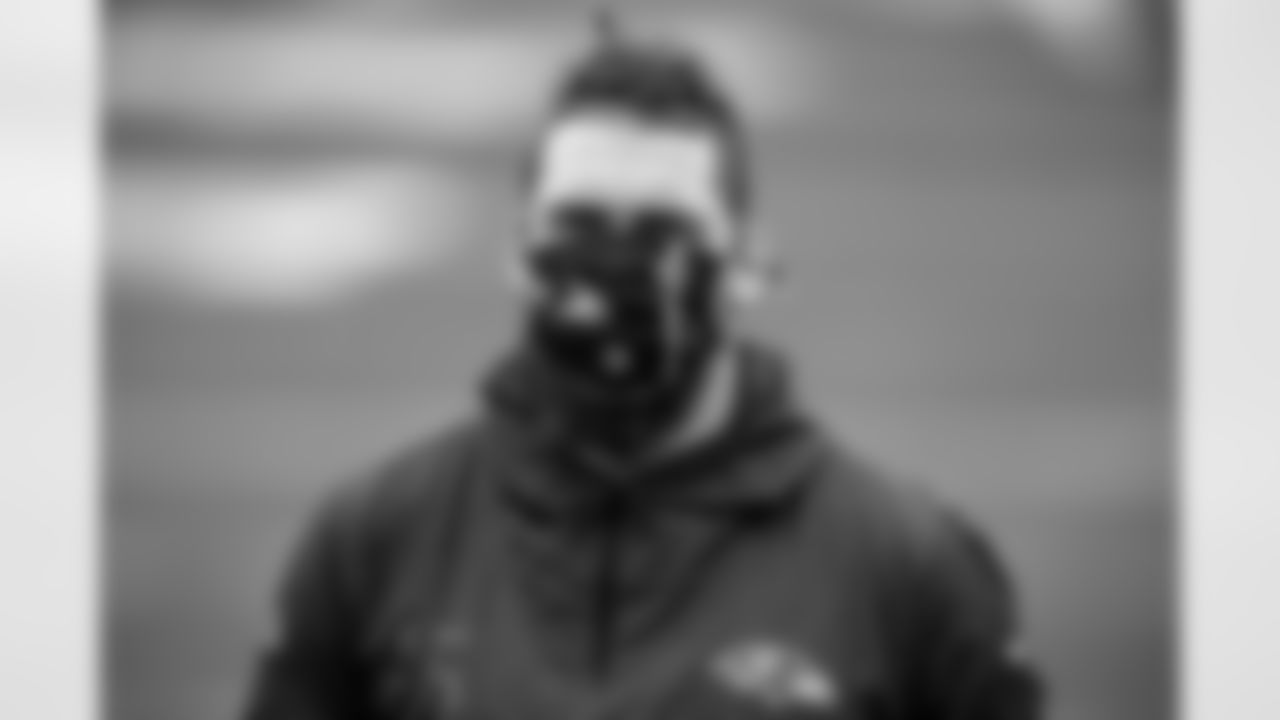 DE Derek Wolfe