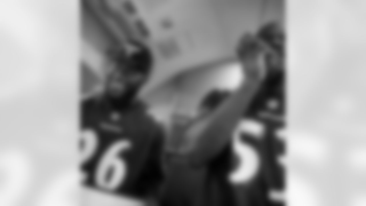 saynomo_elo [Matt Elam]: Flight attendant for the day..!