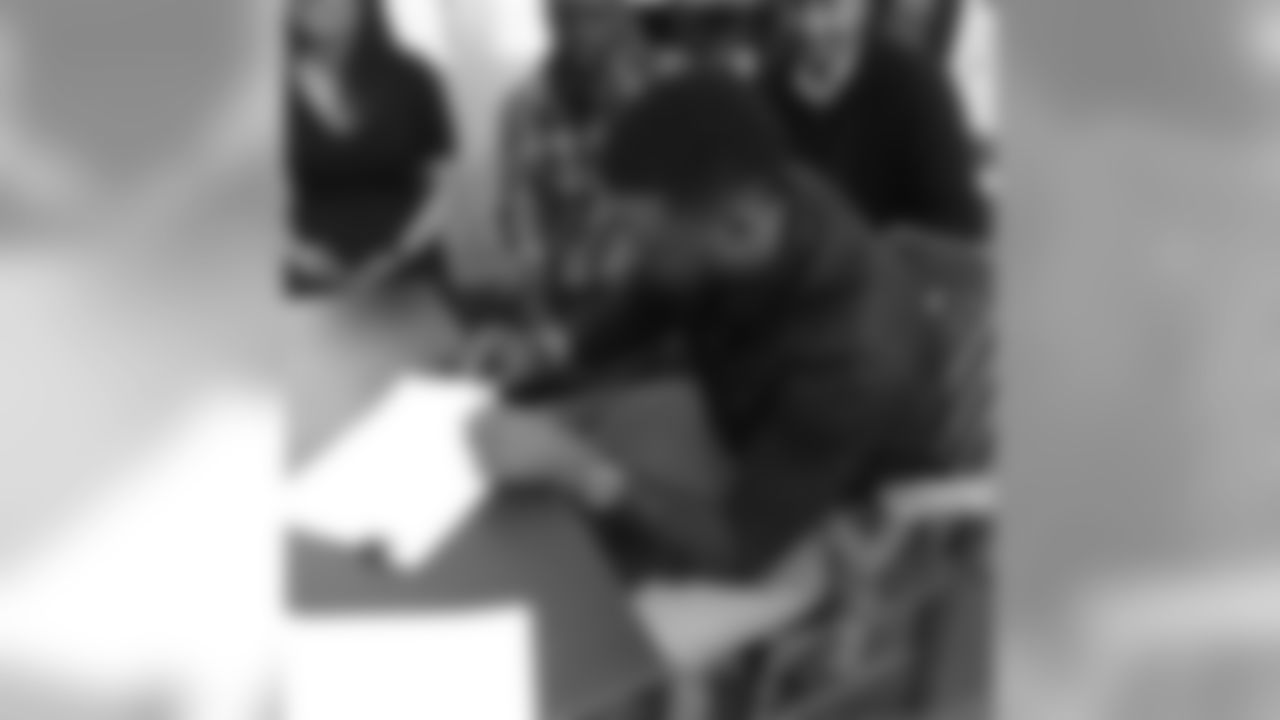 shareecewright24 [Shareece Wright]: Signed sealed and delivered. As a kid I had dreams of being a NFL player as a grown man I dreamed of being my own BOSS and providing jobs for my family! Today God blessed me with that opportunity. Glory to Him. Let the grind begin. Wright Family Enterprises coming to a city near you!