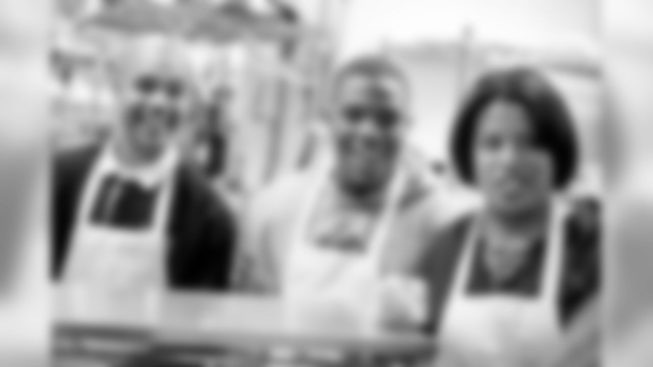 Ravens players, including LB Ray Lewis, RB Ray Rice, G Ben Grubbs and LB Jameel McClain provided Thanksgiving meals to 1,500 Maryland families this year. Each year, 235,000 people throughout Maryland rely on community feeding programs to avoid going hungr