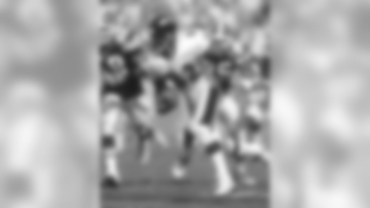 6. TE Shannon Sharpe (2000-2001)
Sharpe only played two seasons in Baltimore, but he made them count. The Hall of Fame tight end led the Ravens in receiving during the 2000 Super Bowl season, hauling in 67 passes for 810 yards and five touchdowns. He and Jamal Lewis did a lot of the heavy lifting on offense that year. Sharpe was an instrumental leader and mentor, especially for a young Ray Lewis. Sharpe had 73 grabs for 811 yards and a Pro Bowl in his second year before passing the torch to Todd Heap.