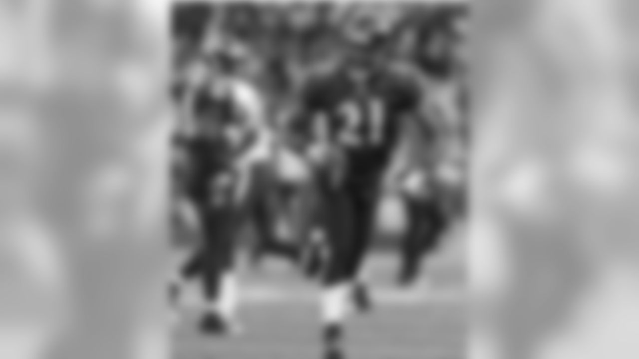 lwebb21 [Lardarius Webb]: I was overlooked, not recruited, told I was too small, got kicked out of my first university, and never gave up. Never give up on your dreams! I shared my story with @caljunmatched. The link is in my bio. #YouDontHave2BeFiveStar #WhoWantItMore