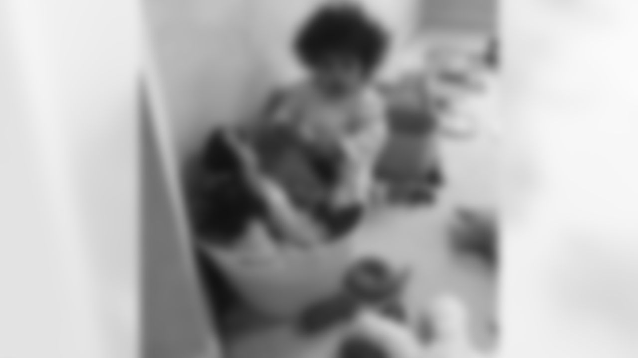 willhill[Will Hill]: What is she doing