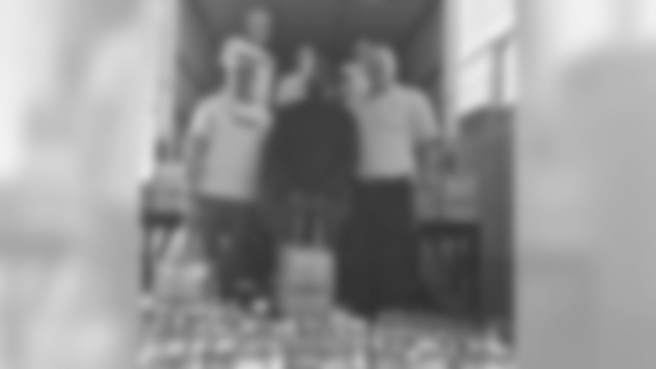 arr2four[Kyle Arrington]: Amazing experience today! Would like to send a special thank you again to Food Lion for donating 250 turkey dinners to disadvantaged families across the area. As well as the @thebrandarchitects for putting the pieces together to make such a terrific event happen. #HappyHolidays