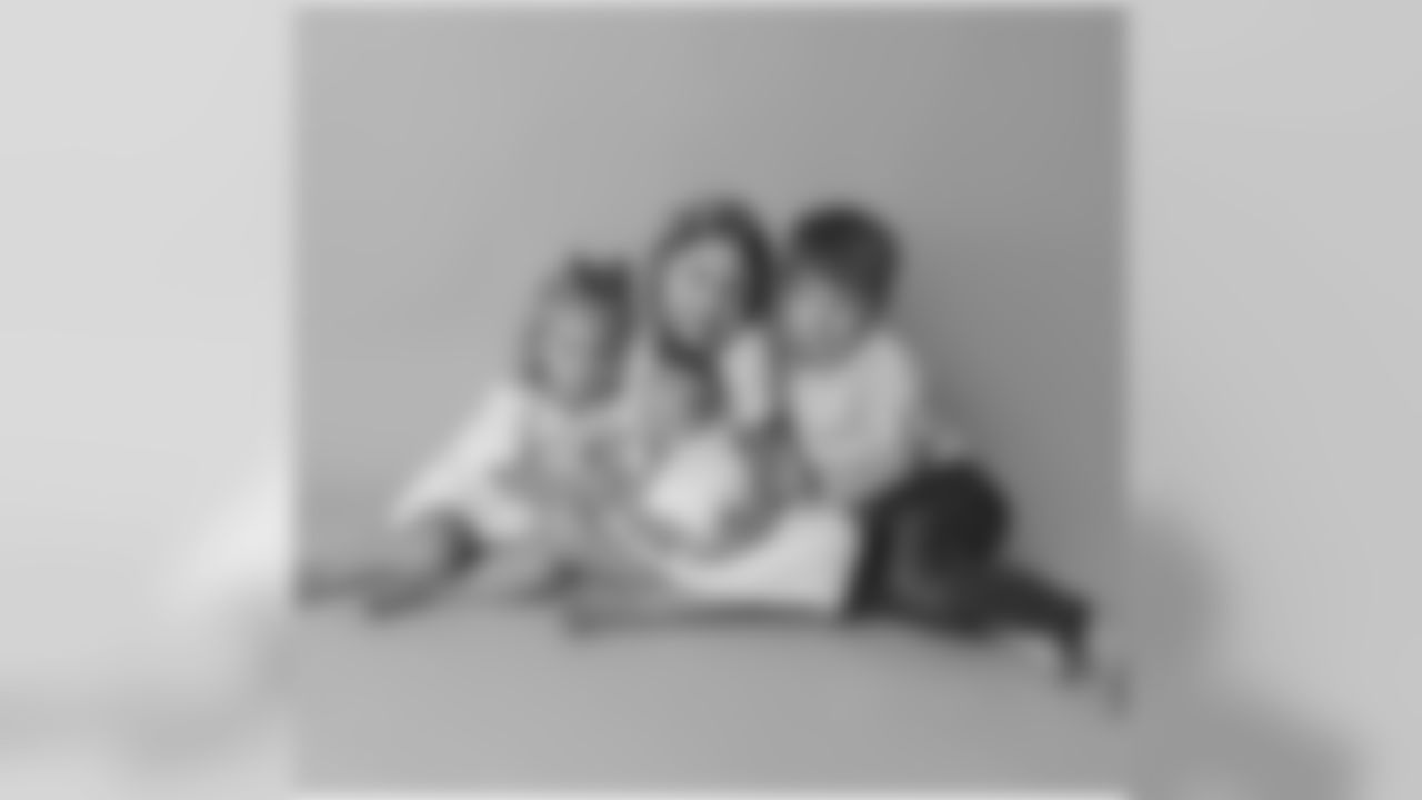 teamwoody39 [Danny Woodhead] My crew #3girls1boy #bffs Photo by @chayabraunphotography