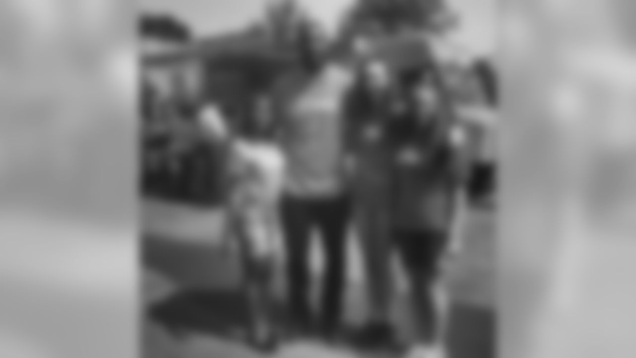 chriscanty99 [Chris Canty]: Out in the #Bronx today with @foodbank4nyc. We're encouraging NYC teens to make healthier choices. #EATWISE #ChangeOneThing