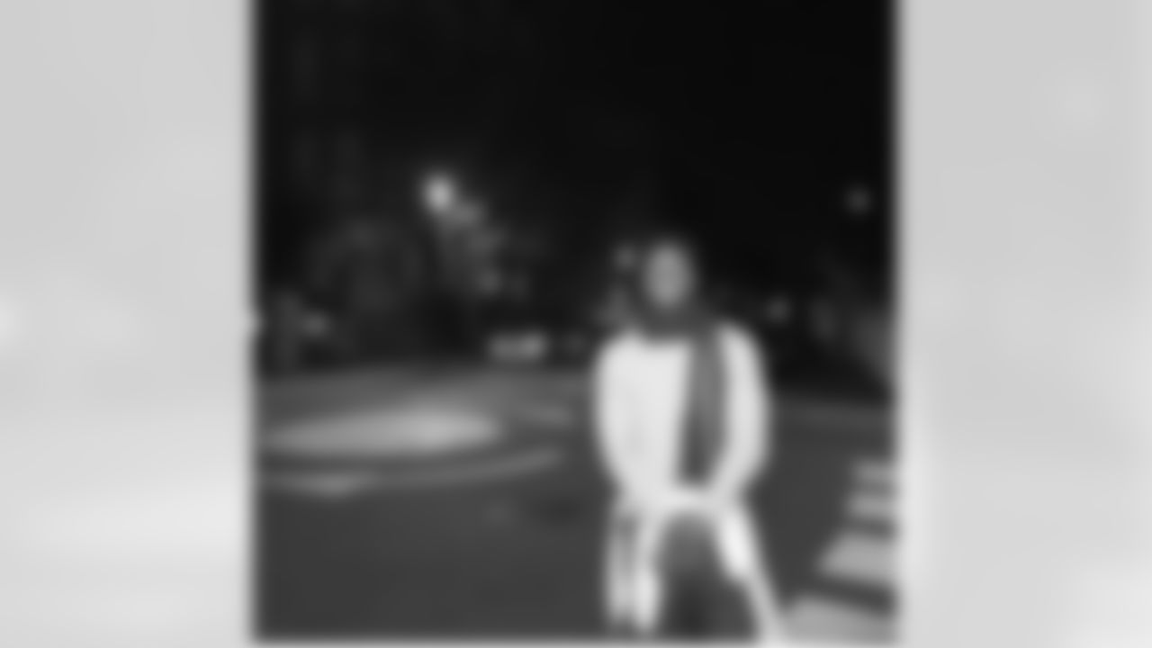 marlon_humphrey [Marlon Humphrey] How's London? Colder than expected, very diverse, a lot of small cars, expensive cars, a lot of slim people, so much traffic and a lot of pretty sights. Excited to play tomorrow in front of the fans that came and locals! Photo creds to Queen Elizabeth II thanks again for the private tour! #NFLUK