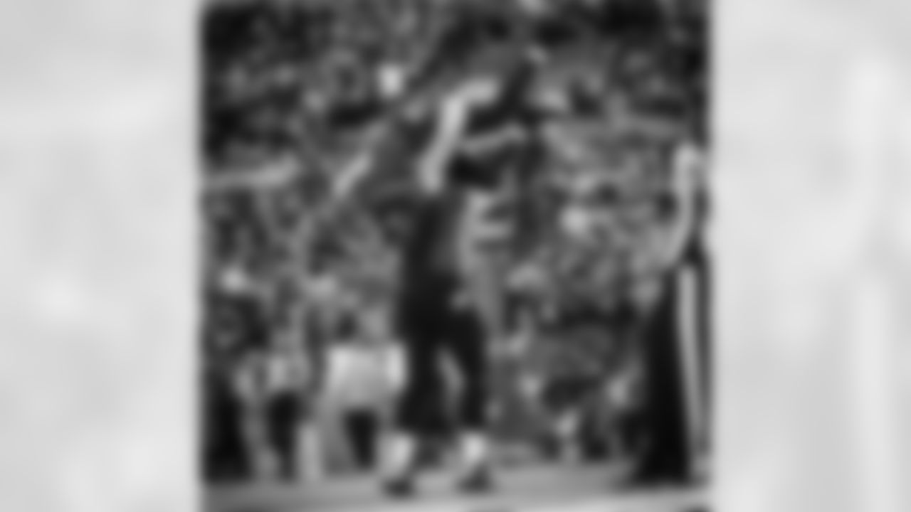 ravens [Baltimore Ravens]: Marshal Yanda carries @torreysmithwr [Torrey Smith] across the field after his #touchdown gave the #Ravens a 17-point 1st-half lead. #gameday #CINvsBAL