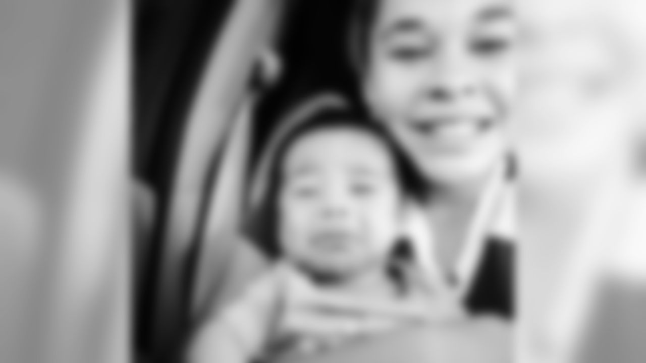 aceandsmitty [Steve Smith Sr.]: The face deuce makes when daddy is going to score as a raven! !!!!! I want my momma face.... baylee is taking a selfie and deuce he ain't trying to have it.... lol #Stevesmithjr #agent89II Laughter is healthy