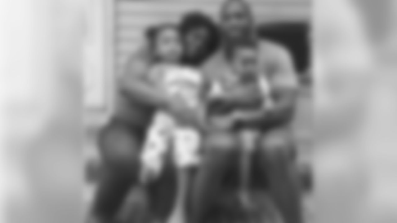 eugenemonroe60[Eugene Monroe]: Me, Mom dukes and the little ones. #generations #family #love #nfl #baltimore #ravens