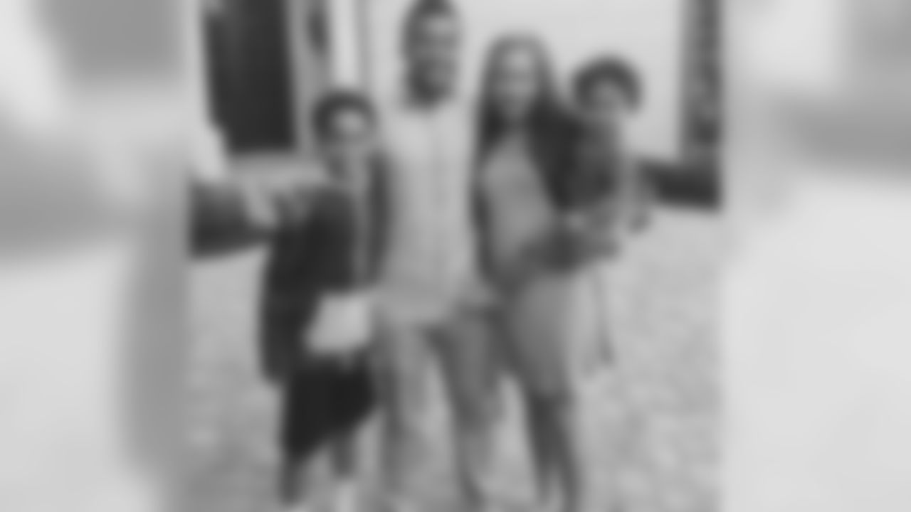 aceandsmitty[Steve Smith Sr.]: First day of school! Peyton's last, first day of high school and Baylee's first day. Time goes by too fast, it's bittersweet. Boston is a big 5th grader. And Deuce is just happy he gets to ride along to take them. #firstdayofschool #senior #freshman #5thgrade #summerisover #nomoresleepinginkids #mamastiredtoo