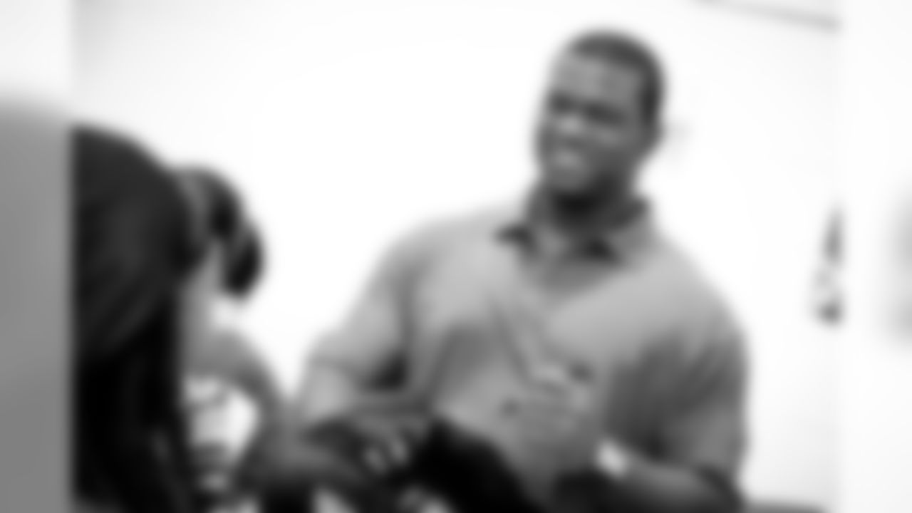 Ravens players, including LB Ray Lewis, RB Ray Rice, G Ben Grubbs and LB Jameel McClain provided Thanksgiving meals to 1,500 Maryland families this year. Each year, 235,000 people throughout Maryland rely on community feeding programs to avoid going hungr