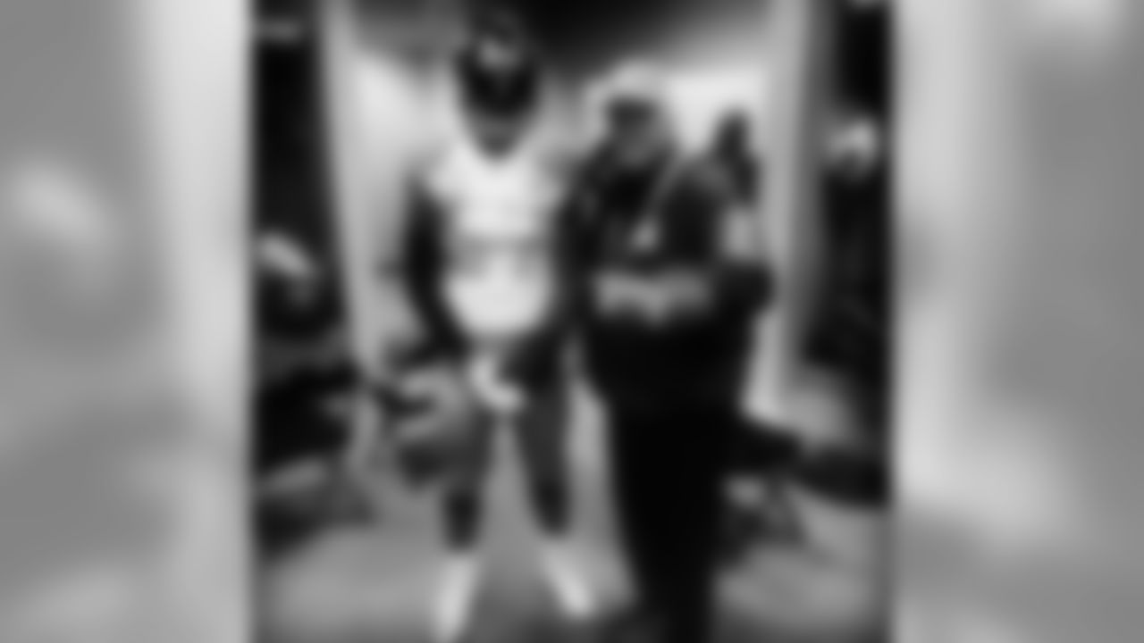 mosley32rtr[C.J. Mosley]:Blessed!!!! #32strong #wemadeit #mosleyfam #birdgang #ravennatiin #wink