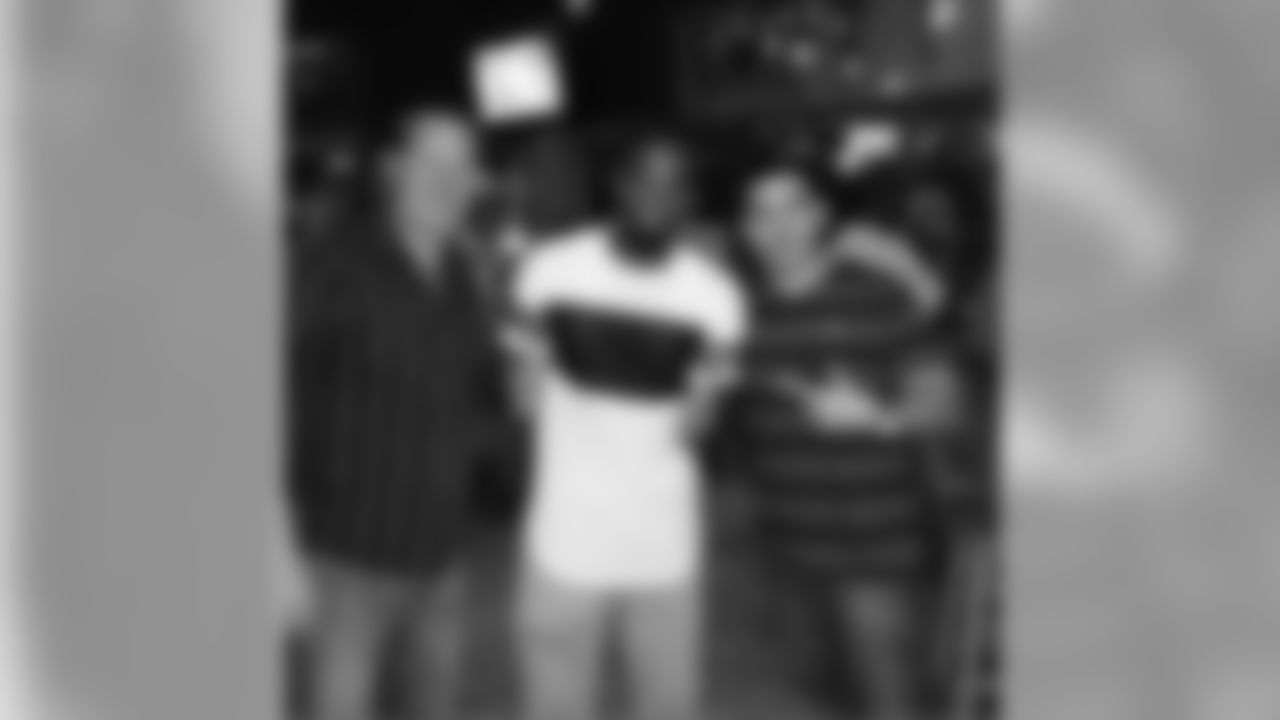 alevine41[Anthony Levine]:The best in the business and we on the same team!!! @pfsagency @nflbridge