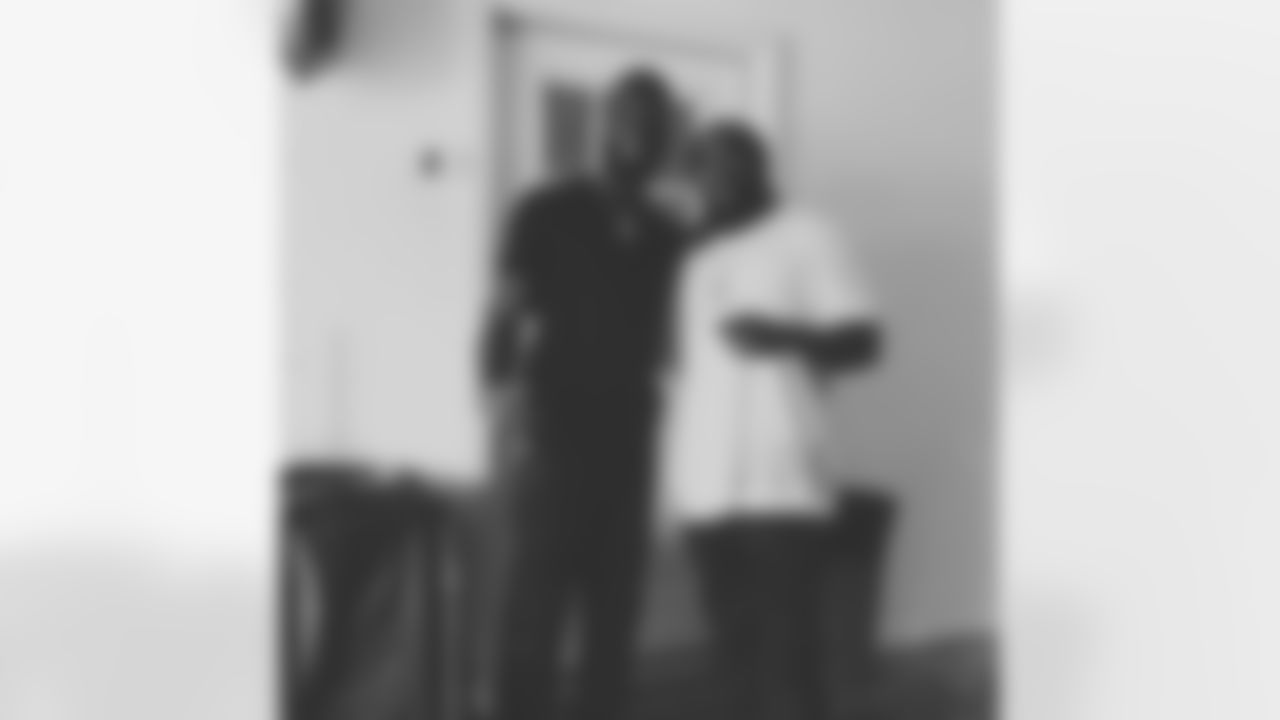 l_webb21 [Lardarius Webb]: Big bro home!! Let's Get It!!