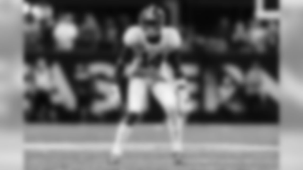 S Deionte Thompson, Alabama
Thompson has a couple question marks. One concern is his more slender frame (he tipped the scales right around 200 pounds in college). If you're going to be on the lighter side, you better run fast and move well, and that's not a given for Thompson.