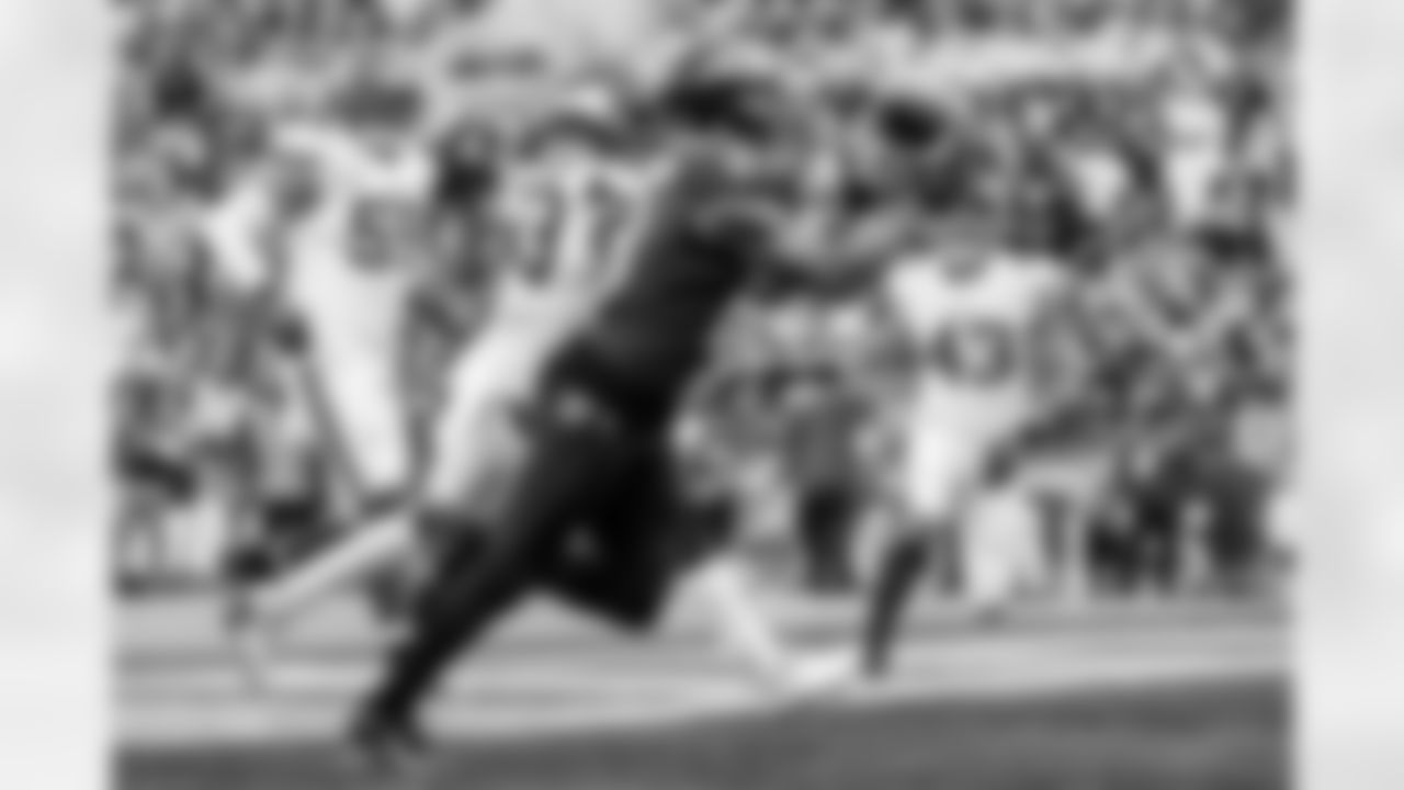 WR Devin Duvernay catches a touchdown pass