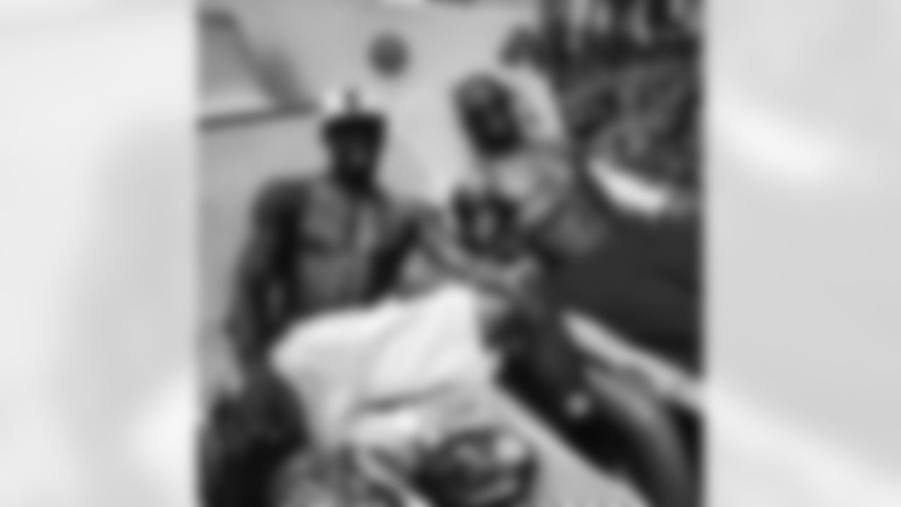 diggz32 [James Ihedigbo]: A little R&R w/ the homie CB [Chykie Brown] then back to the grind come Monday! #byeweekflow