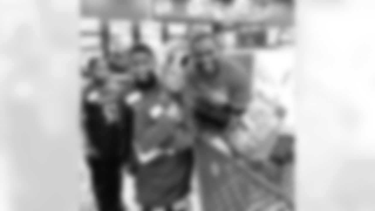 jforsett[Justin Forsett]:Great night helping out my bro @aceandsmitty at his Holiday Helpers event #RavensNation #GivingBack