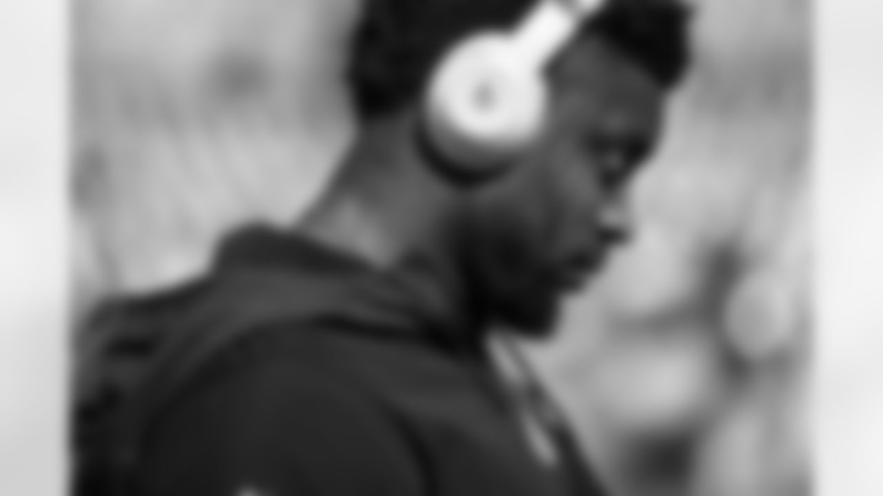 ILB Patrick Queen (6) warms up before a game against the Los Angeles Chargers at M&T Bank Stadium on October 17, 2021.