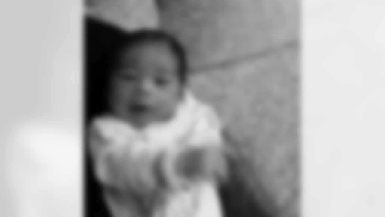 aceandsmitty [Steve Smith Sr.]: Deuce & I chillin everyday he is doing something new.... #daddytime #Stevesmithjr #agent89jr