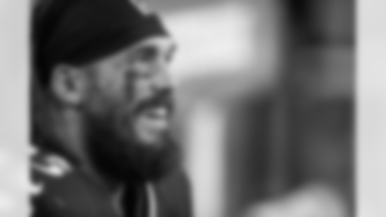 DE Derek Wolfe