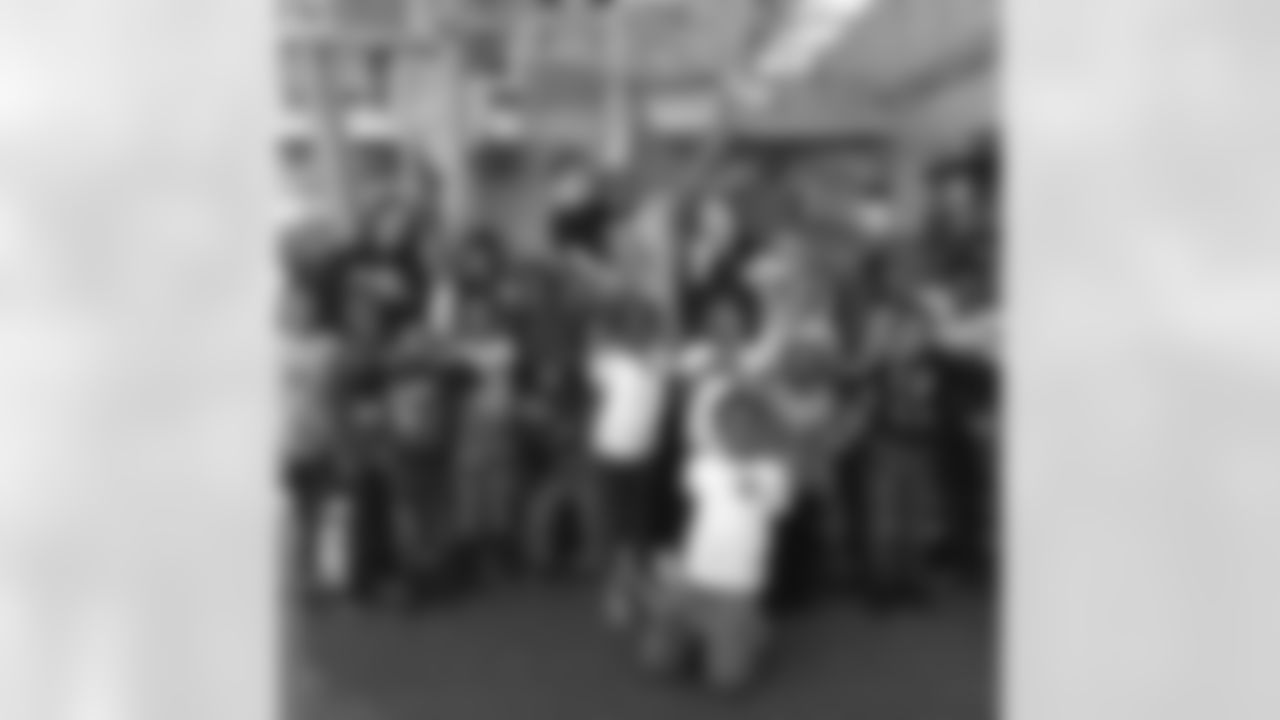 brandonw66 [Brandon Williams]: Today the Westport Homes Boys & Girls Club and I stopped by #portdiscovery to have a fun day for their hardwork and focus in school. #MidSemesterFUN We had a blast playing and exploring!!! We're thankful for Port Discovery for creating such a great atmosphere for the kids to run around and play. The Boys and Girls will have a lasting memory because of it!!!! #CommunityMVP #FunnyFaces @alyssawylene @sportstrust @portdiscovery