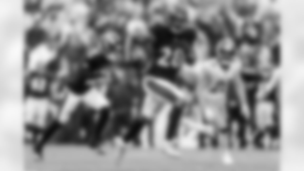 RB Latavius Murray runs towards the end zone for a touchdown