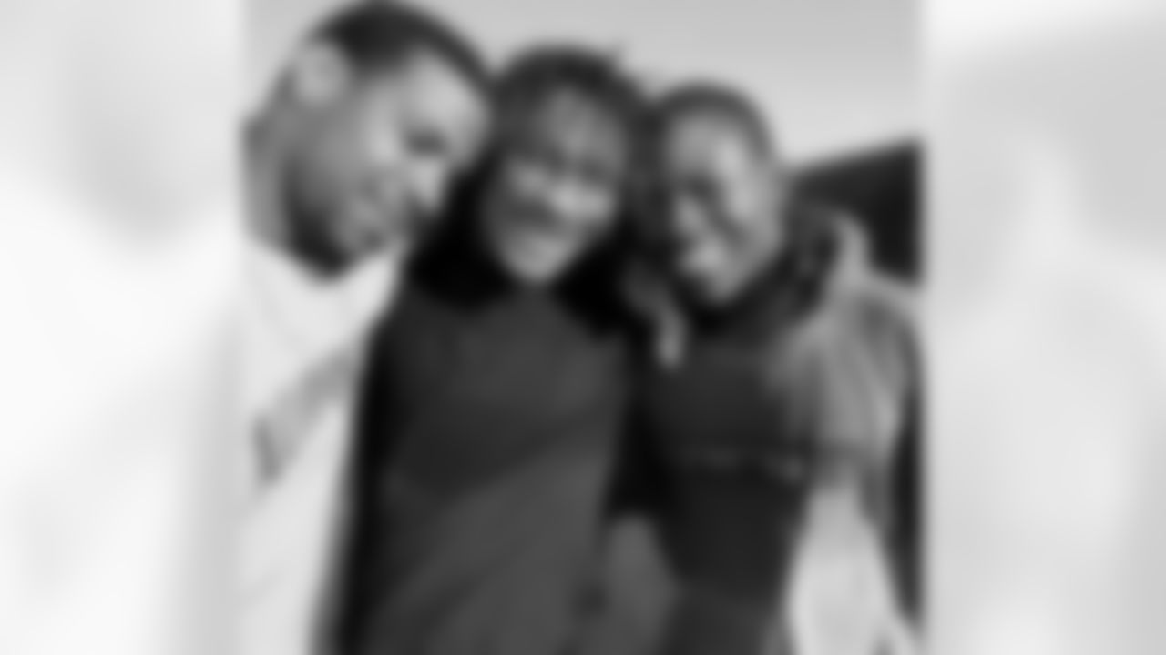 jforsett[Justin Forsett]: Started out as 2 kids from different parts of the country but ended up with a bond that will last forever. So proud of @Beastmode not just because of the awesome career but the man he has become off the field. This story is far from over greater is coming! Congrats on living out your dream & can't wait to see what God has for you in this next chapter. #BlessIngsBro