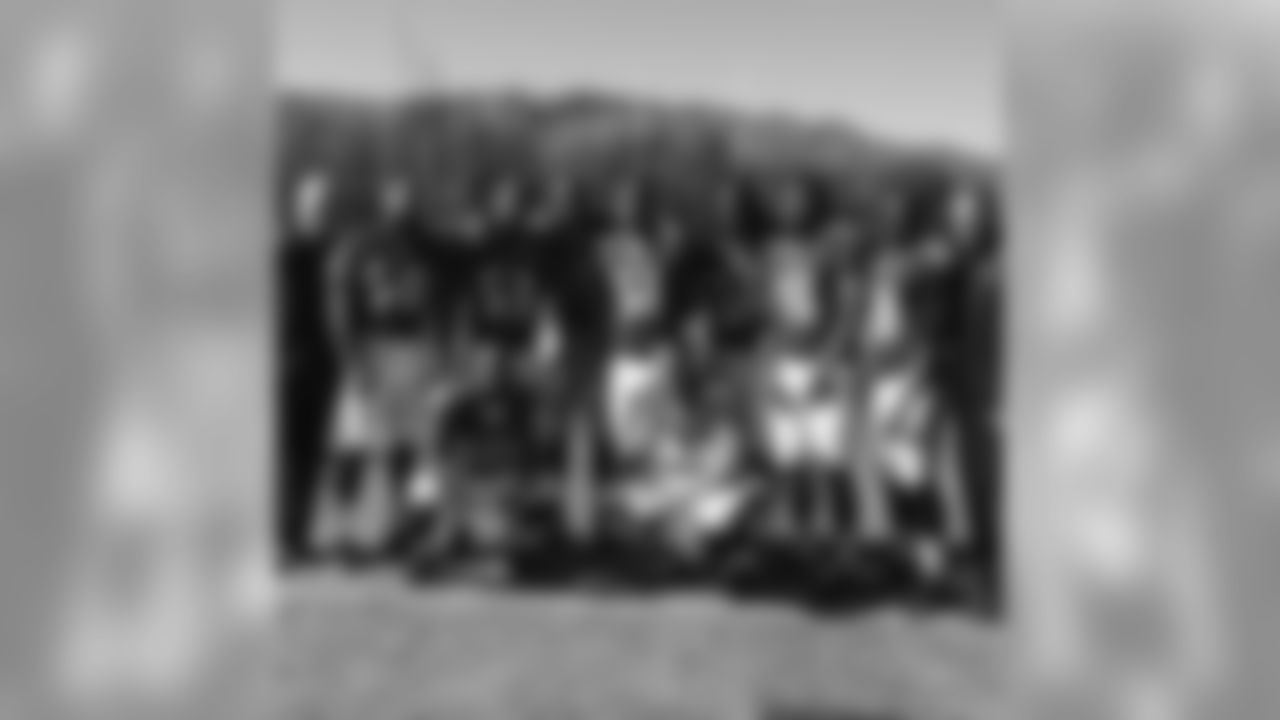 jab56 [Josh Bynes]: Team photo! #theLINEBACKERS @334upshaw41 [Courtney Upshaw] @kleenstandout [Albert McClellan]