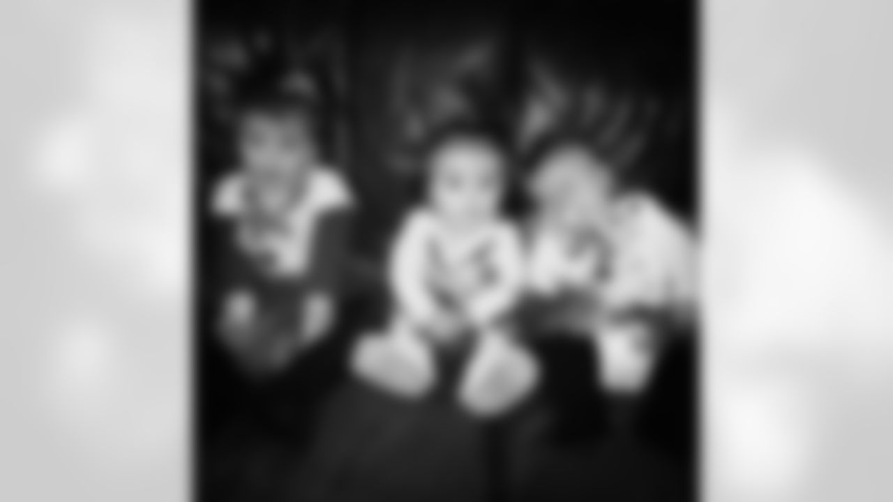 ginograd56 [Gino Gradkowski]: Stole this from @bgrad05 .. My three beautiful nieces. I miss them!