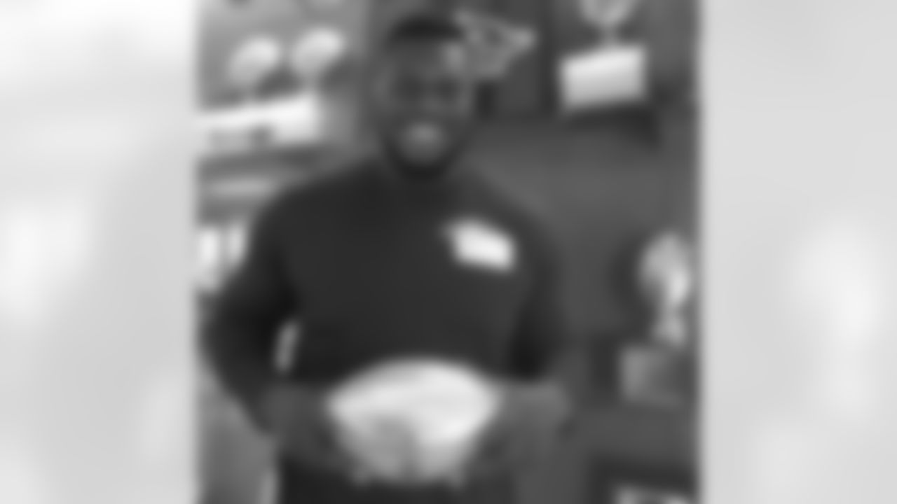 koseven2[Kelechi Osemele]: Had a good time at my high school meeting the principal, coaches and talking to the players. And also getting to see this cool thing. Thanks @nfl #SuperBowl #Champion