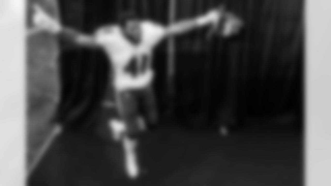 DB/LB Anthony Levine Sr.