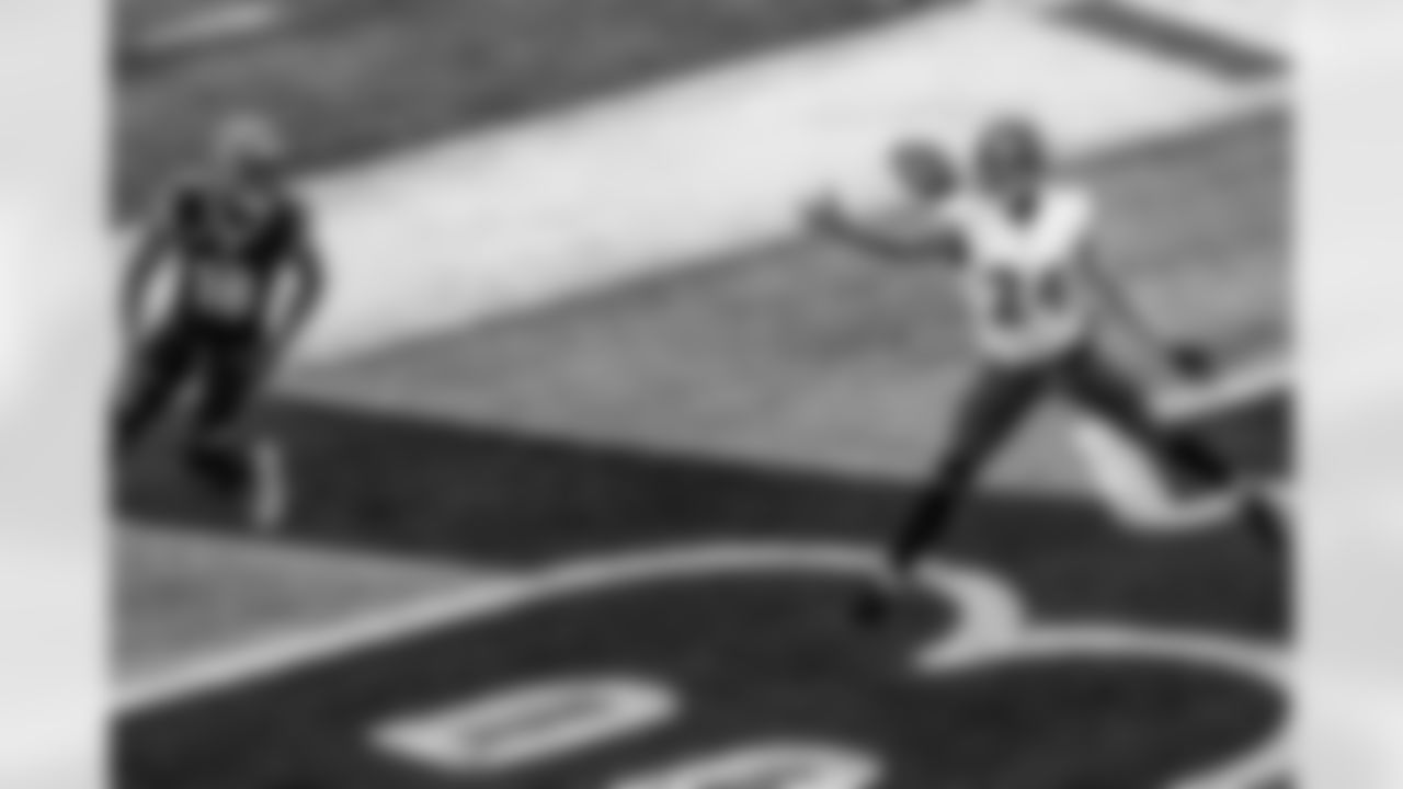 CB Marcus Peters intercepts a pass