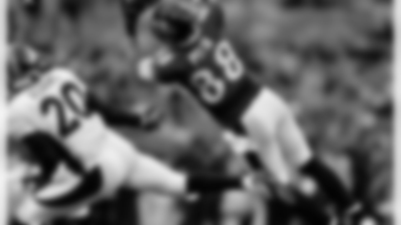 zobot_34[Jeremy Zuttah]: I love someone who stands up and fights adversity and makes it even better to play with them happy for my brother Pitta your fight inspires me on many levels #NeverLetThemHoldYouDown #MyHero