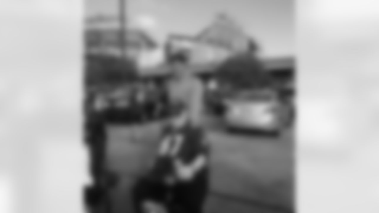 maxxwilliams [Maxx Williams] Couldn't have asked for a better Grandpa or someone to look up to growing up! Know he's up in heaven drinking a cold one with Uncle Chumly! RIP Grandpa Ozzie! Love you!