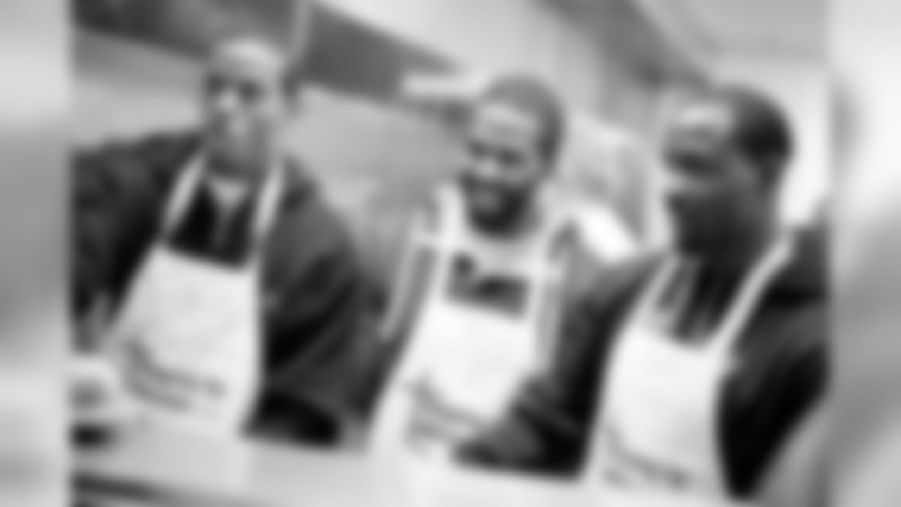 Ravens players, including LB Ray Lewis, RB Ray Rice, G Ben Grubbs and LB Jameel McClain provided Thanksgiving meals to 1,500 Maryland families this year. Each year, 235,000 people throughout Maryland rely on community feeding programs to avoid going hungr