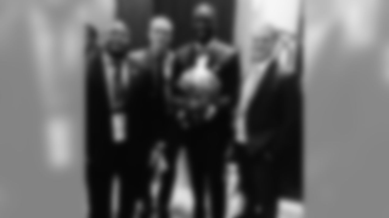 l_webb21[Lardarius Webb]:The Great @edreed501c3! #IDidntStealHisPose #HowIStand #Legendary #2One