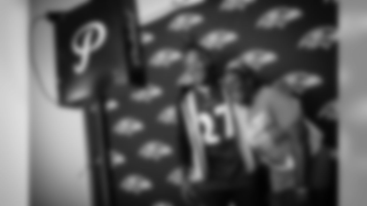 October 11, 2019
Baltimore Ravens Sip N Paint event for cancer survivors and patients at M&T Bank Stadium. Current players, WR Chris Moore and CB Cyrus Jones spent time with the ladies chatting, in the photo booth, and painting.