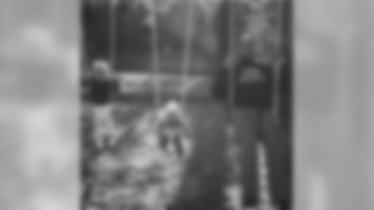 eugenemonroe60[Eugene Monroe]:Just swangin' with Xa and Farah. Oh how I love fall. #precious #moments #parenting #fatherhood #nfl #baltimore #ravens #doyoueven #justlift