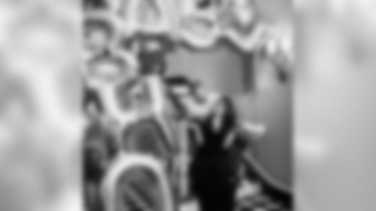 thatlguy [Lawrence Guy]: Valentine's Day got a little sweeter from now on, our baby girl is coming in June