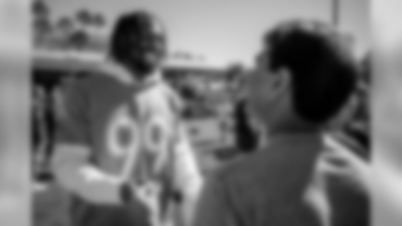 Outside linebacker Matthew Judon signs autographs for fan during the 2020 Pro Bowl practice, Saturday, Jan. 25, 2020 in Orlando, Fla.