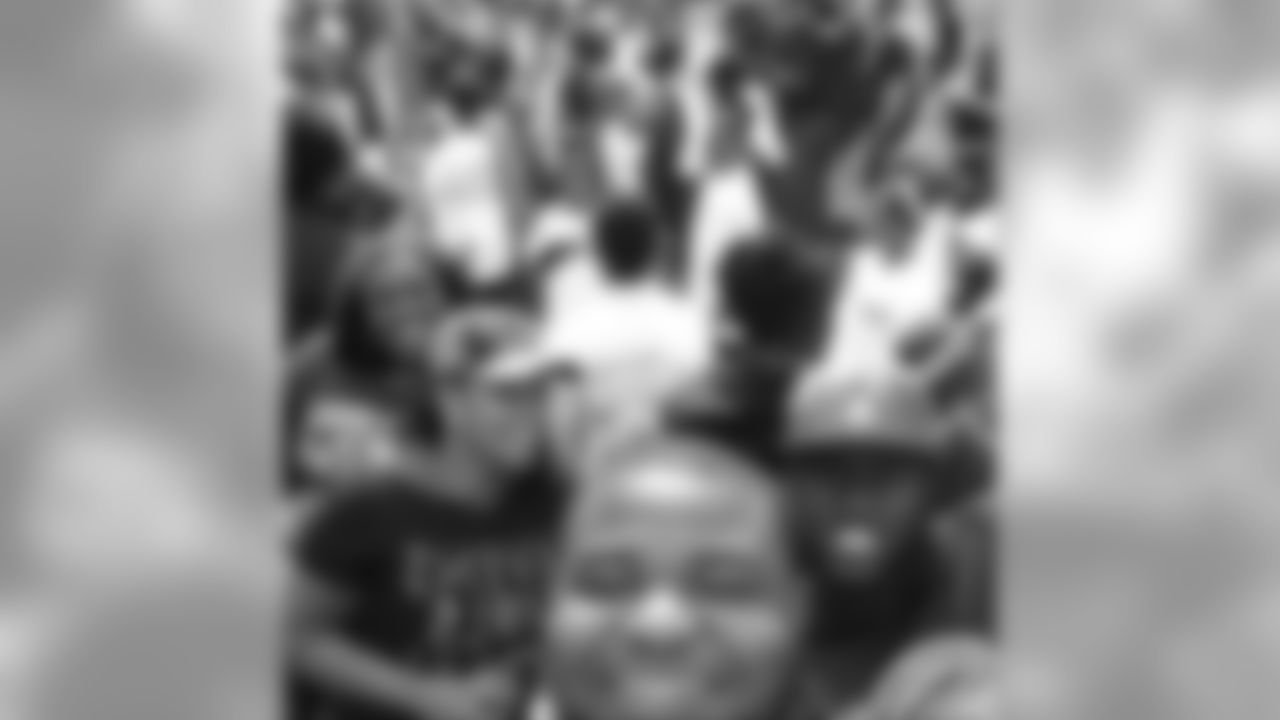 brandonw66[Brandon Williams]: Kicking it with @ravens @walknhitstick26 @lwebb21 @tytaylor2 and a bunch of other guys at the #Liberty64 at #M&TBankStadium #RavensLoveTheKids #GivingBackIsWhereItsAt