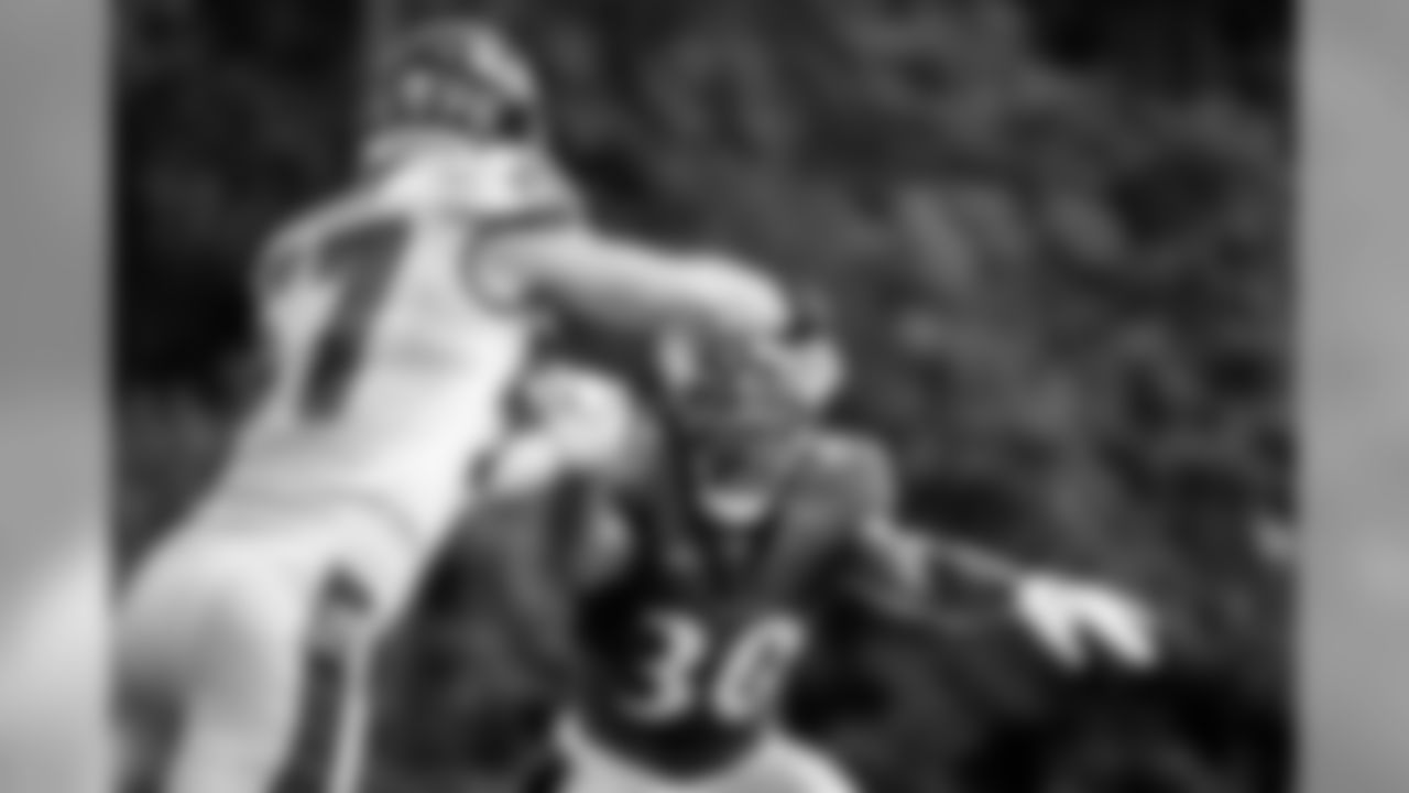 RB/RS Kenjon Barner takes on ILB Kristian Welch