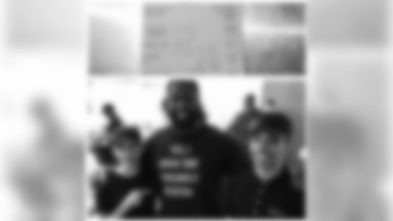 kapronlewis[Kapron Lewis]:Thank you to my boy @ballsohardmobbbbb for inspiring me to buy the shirt and also thank you @chipotlemexicangrill for the free dinner.. #baltimore #chipotleislife #picstitch #burritobowl