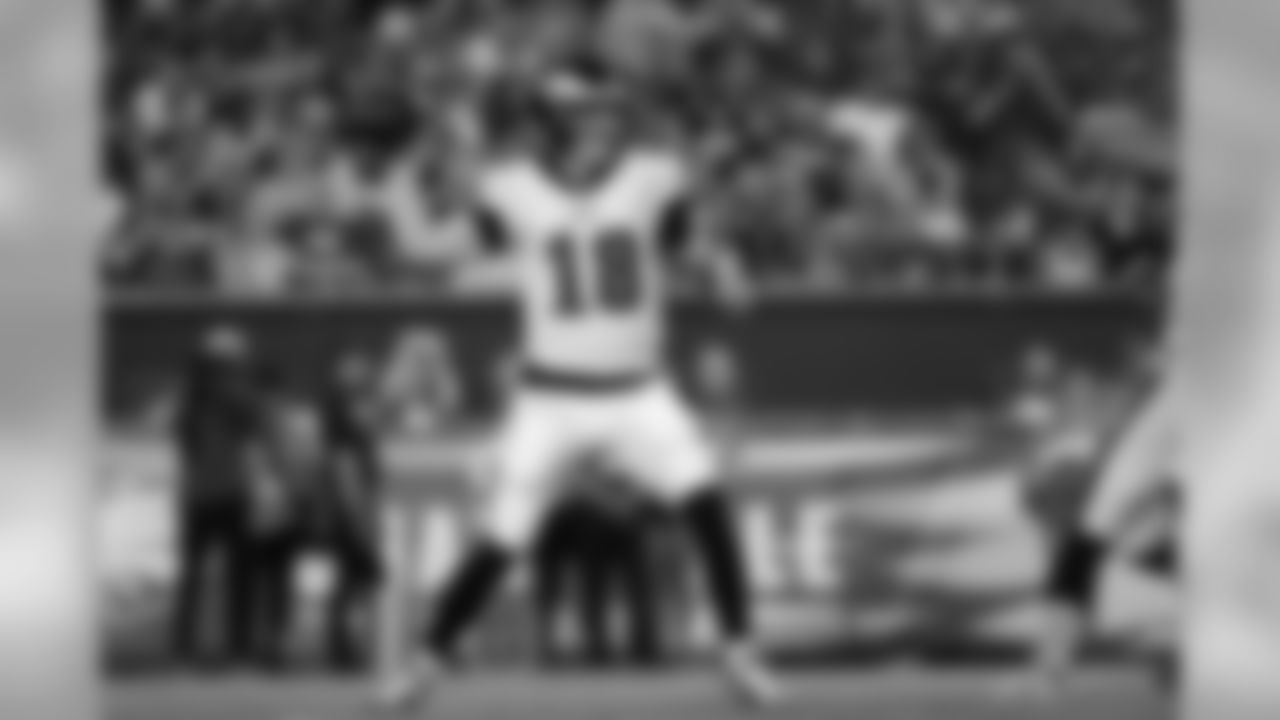 Philadelphia Eagles' Josh McCown passes during the first half of a preseason NFL football game against the Baltimore Ravens, Thursday, Aug. 22, 2019, in Philadelphia. (AP Photo/Michael Perez)