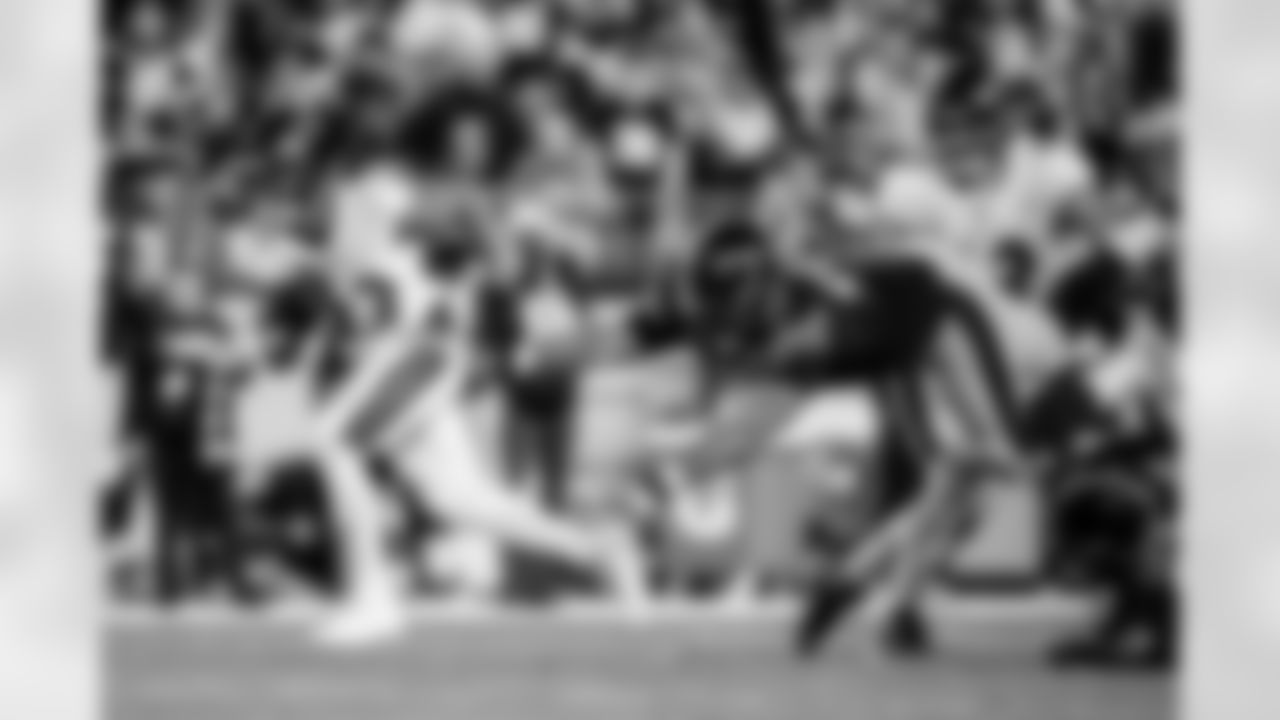 RB Devonta Freeman (33) runs past defenders during a game against the Pittsburgh Steelers at Heinz Field on December 5, 2021.