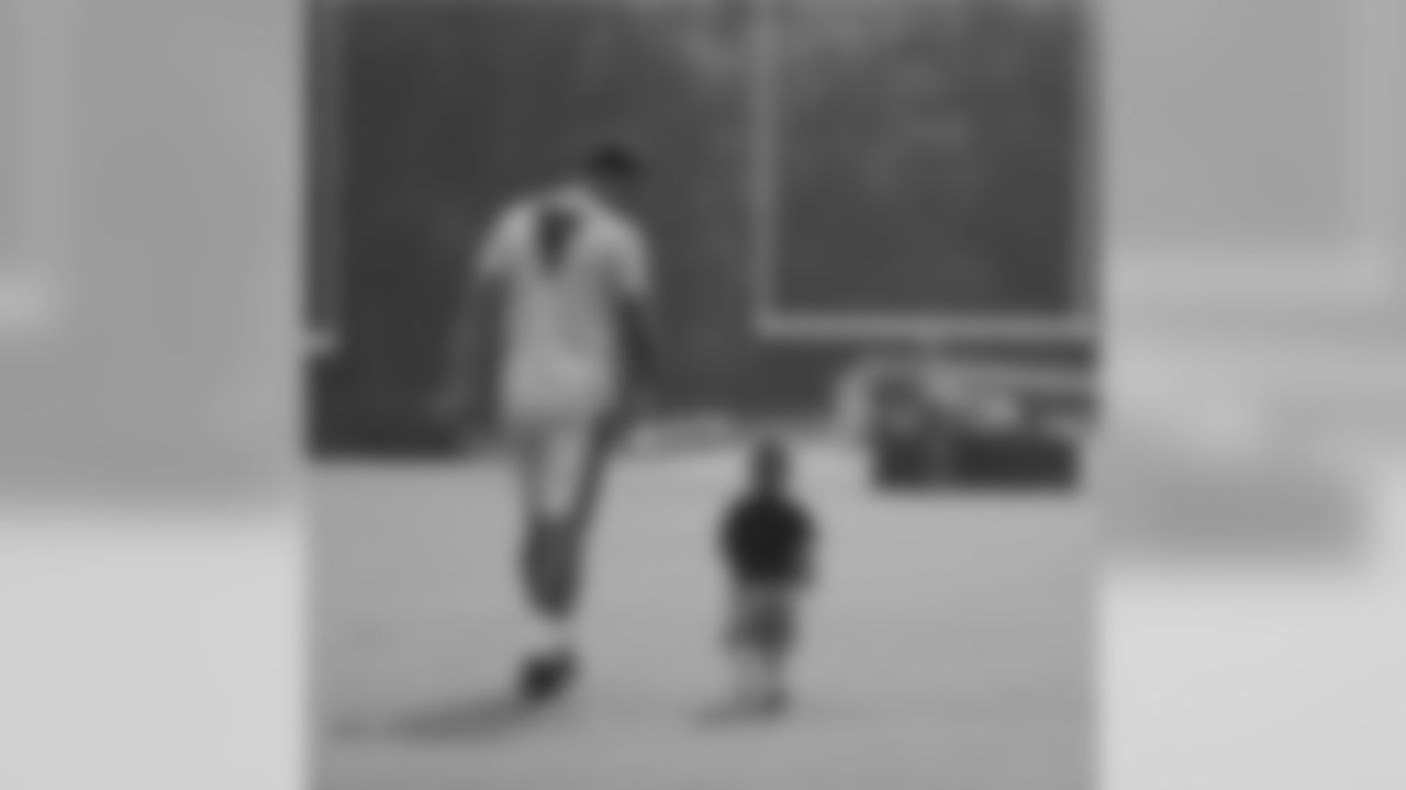 ravens [Baltimore Ravens]: The #HarBros weren't the only ones having a family reunion today. Flacco took a lap with his favorite receiver after practice. #RavensCamp #Ravens #RavensNation