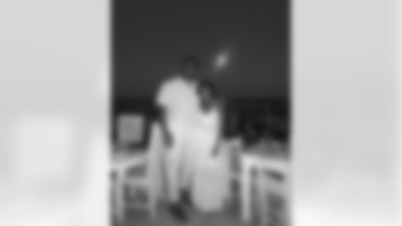 big_worm43 [Chris Wormley] Can't take a knee cause I'm wearing all white! #futuremrs